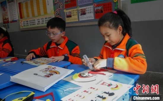 圖為學(xué)生參與“土族娃娃布貼畫”社教課。中新社記者 馬銘言 攝