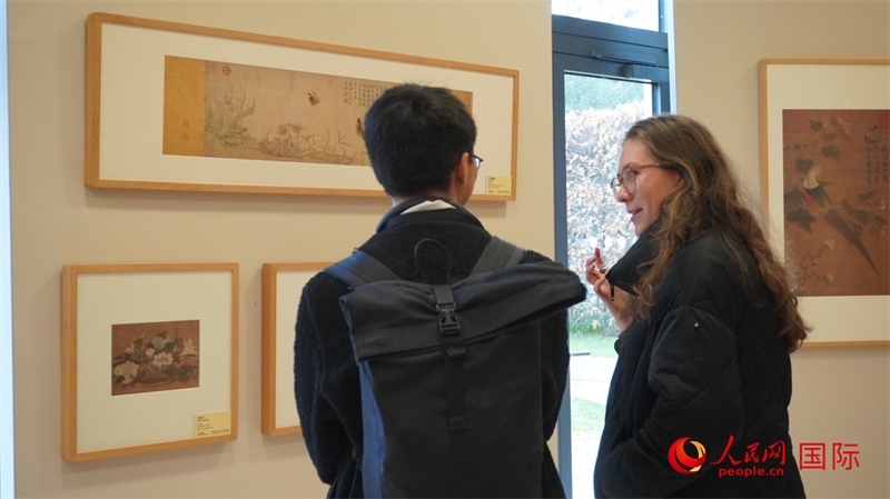 劍橋大學學者參觀宋畫特展。人民網(wǎng) 徐量攝