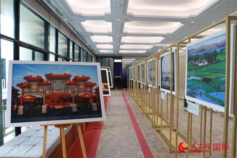 “遇見”攝影展現(xiàn)場。朱瀟逸攝