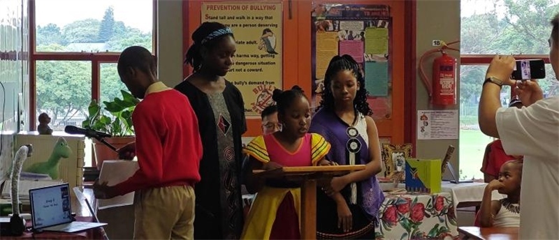 南非學(xué)生介紹南非。