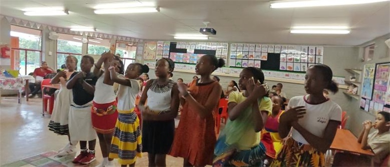 南非學(xué)生展示民族服飾，合唱《聽(tīng)我說(shuō)謝謝你》。