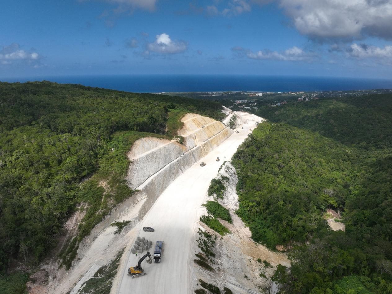 圖為中企承建的牙買加蒙特哥貝繞城路項(xiàng)目基層試驗(yàn)段正在進(jìn)行攤鋪和碾壓施工，相關(guān)施工工作已于近日順利完成。中國(guó)港灣美洲區(qū)域公司供圖