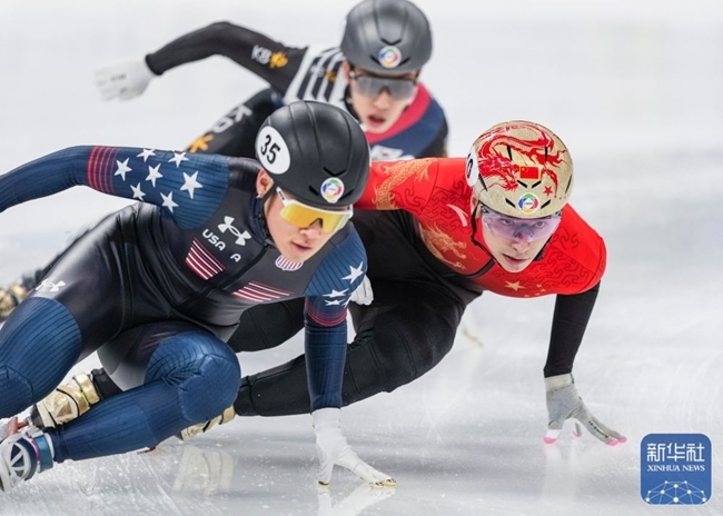 中國隊選手劉少昂（右）在比賽中。新華社記者 孫非 攝