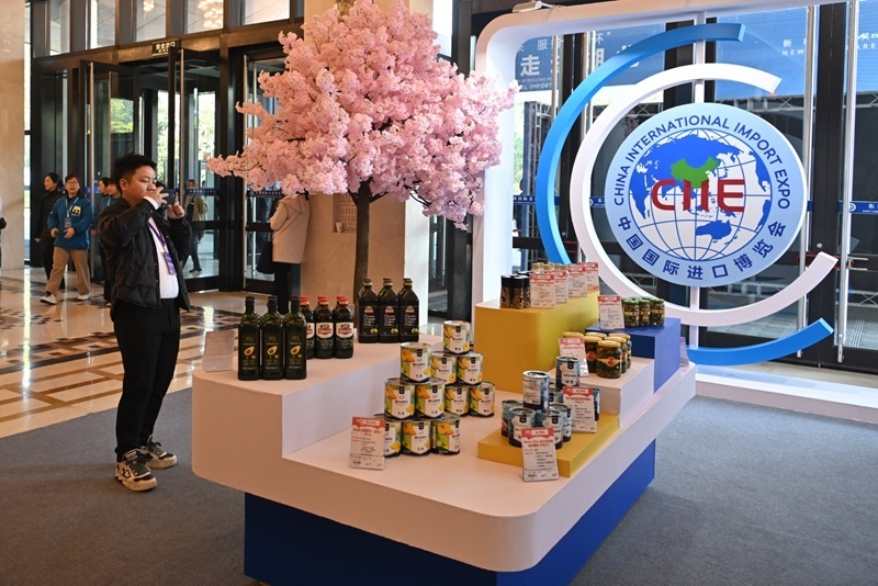 參會嘉賓在“進博會走進湖北”活動主題推介會展區(qū)拍攝。人民網記者 翁奇羽攝