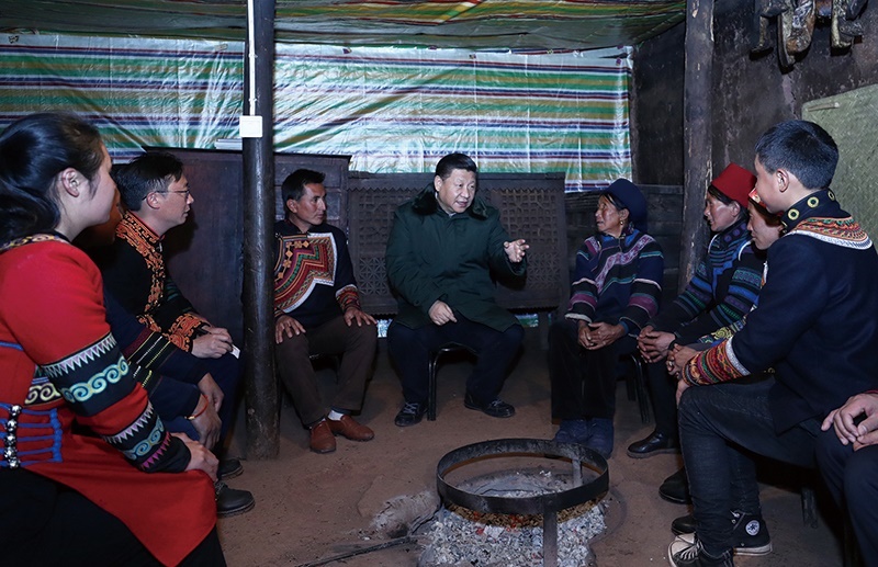 △2018年2月11日，四川涼山彝族自治州昭覺縣三岔河鄉(xiāng)三河村，習近平總書記來到村民節(jié)列俄阿木家中看望。