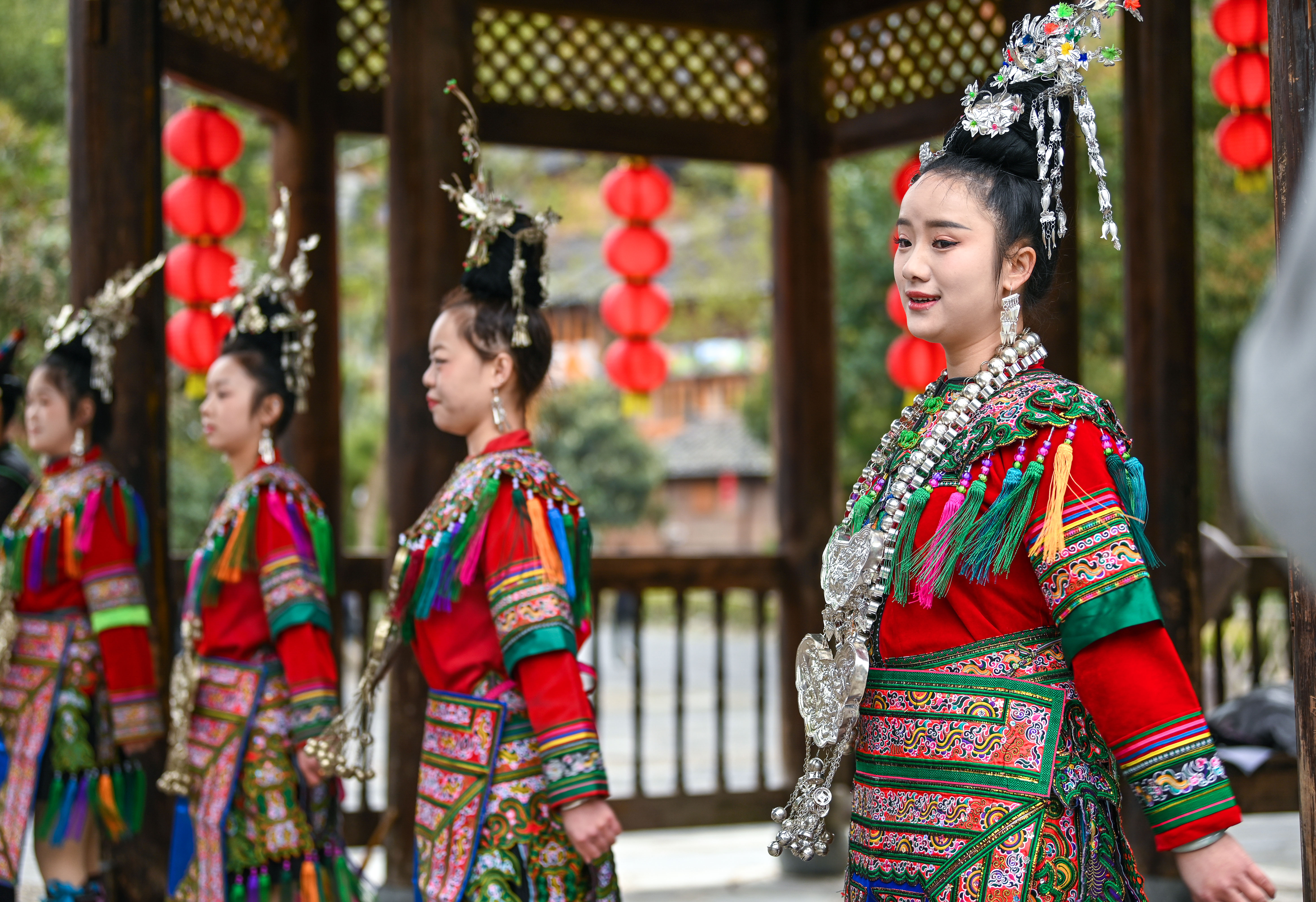  2025年3月18日，侗族群眾在貴州省黎平縣肇興侗寨給游客演唱侗族大歌。