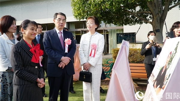 共同觀看女性成就圖片展。人民網(wǎng) 蔣曉辰攝