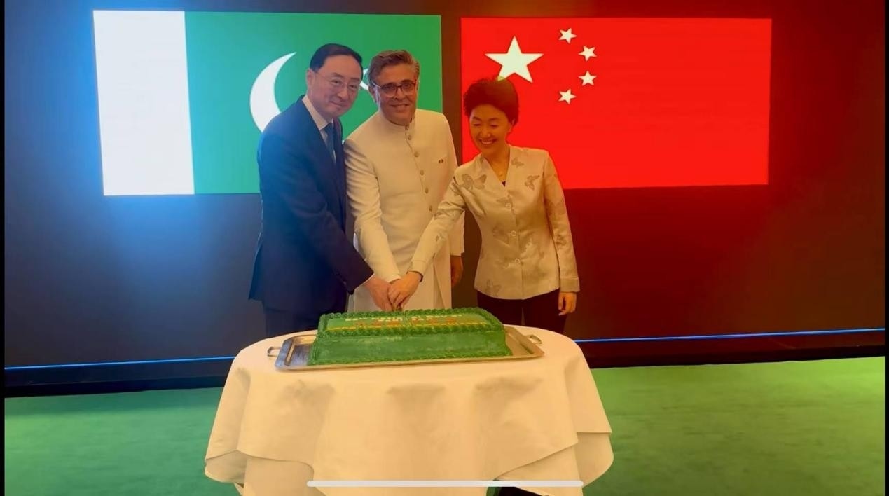 外交部副部長孫衛(wèi)東（左）、巴基斯坦駐華大使卡里爾·哈什米（中）、中聯(lián)部副部長孫海燕（右）共切蛋糕。巴基斯坦駐華大使館供圖