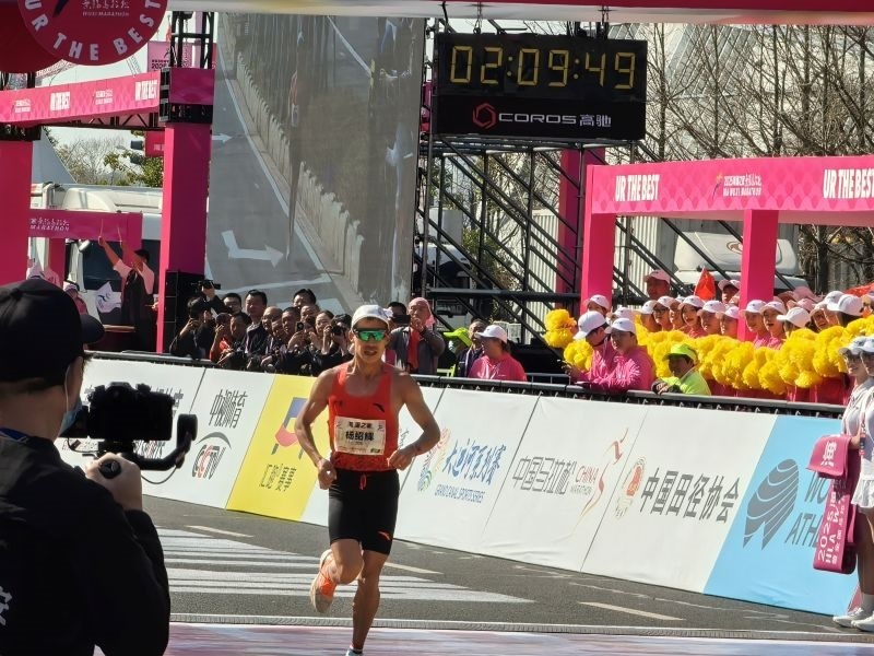 楊紹輝通過比賽終點(diǎn)。 人民網(wǎng)記者 楊磊攝