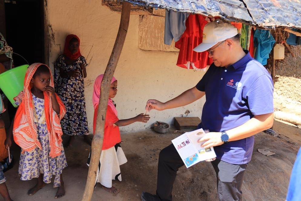 專(zhuān)家組向村民發(fā)放健康教育手冊(cè)和健康教育用品。專(zhuān)家組供圖