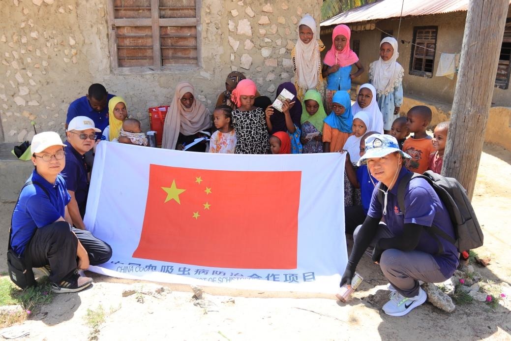 專(zhuān)家組與當(dāng)?shù)卮迕窈嫌啊?zhuān)家組供圖