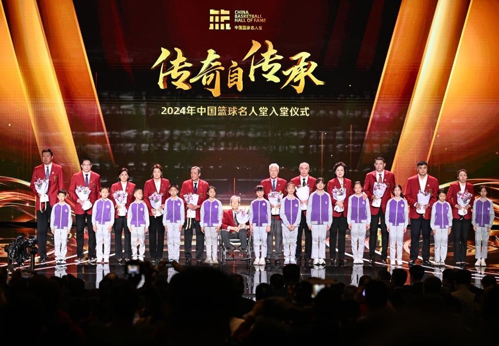 3月23日，在場(chǎng)的各屆中國(guó)籃球名人堂入堂人物在入堂儀式上合影留念。新華社記者 陳鐘昊 攝