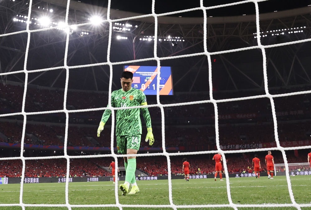 3月25日，中國隊守門員王大雷在球隊丟球后。新華社記者 曹燦 攝