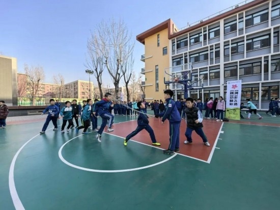 北京師范大學(xué)實驗小學(xué)開展跳繩比賽。