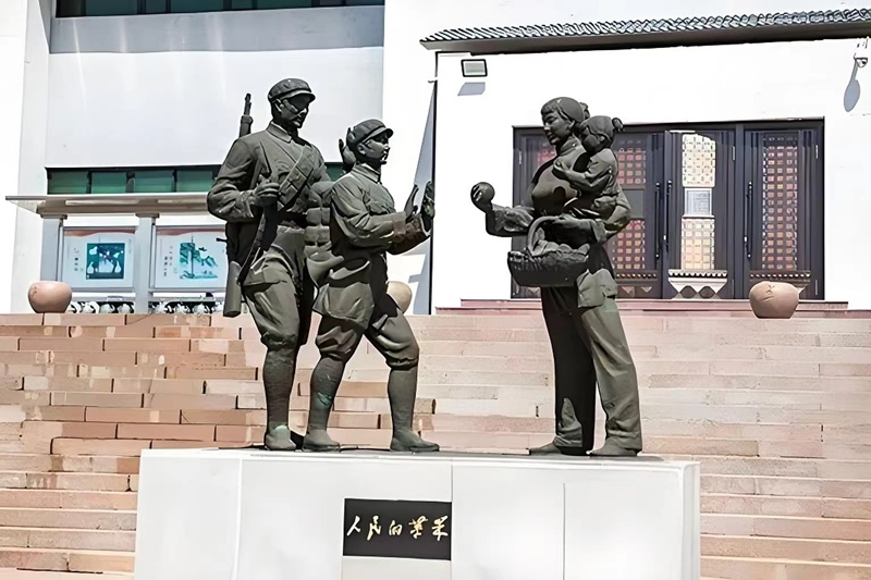 錦州蘋果廉政文化展覽館前的《人民的蘋果》主題雕塑。（由遼沈戰(zhàn)役紀(jì)念館供圖）