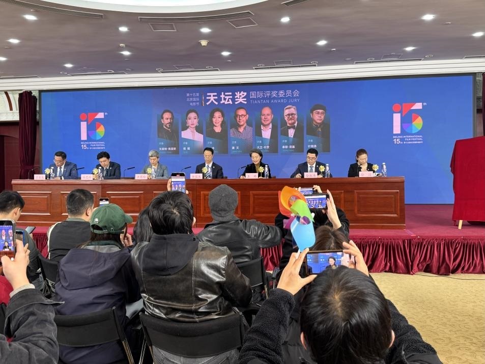 發(fā)布會現(xiàn)場公布本屆天壇獎國際評委會陣容。人民網(wǎng)記者 劉微攝