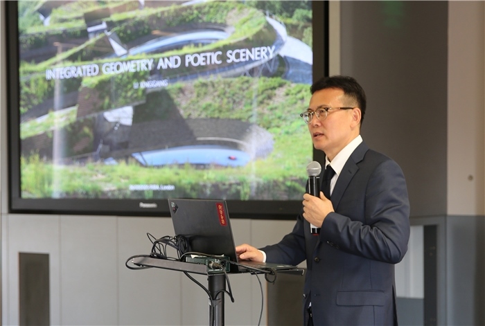 李興鋼院士做題為《勝景幾何》的主旨報告?；顒又鬓k方供圖