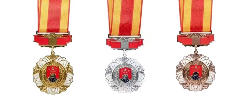 圖為戍守邊疆金質(zhì)、銀質(zhì)、銅質(zhì)紀念章。（國家移民管理局供圖）