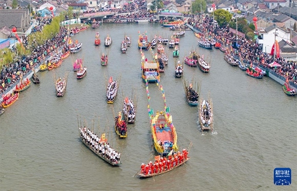 ?4月4日，選手在參加茅山會船盛會（ 無人機照片）。?新華社發(fā)（顧繼紅 攝）