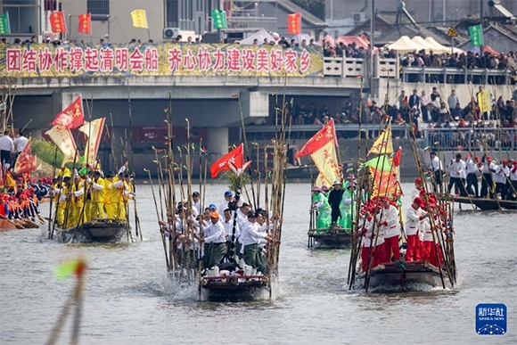?4月4日，選手在參加茅山會船盛會。新華社發(fā)（湯德宏 攝）