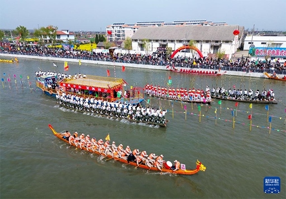 4月4日， 選手在參加茅山會船盛會（無人機照片）。新華社發(fā)（顧繼紅 攝）