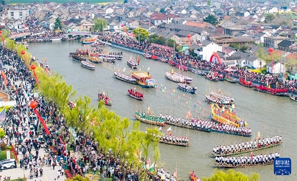 4月4日，選手在參加茅山會船盛會（無人機照片）。?新華社發(fā)（周社根 攝）