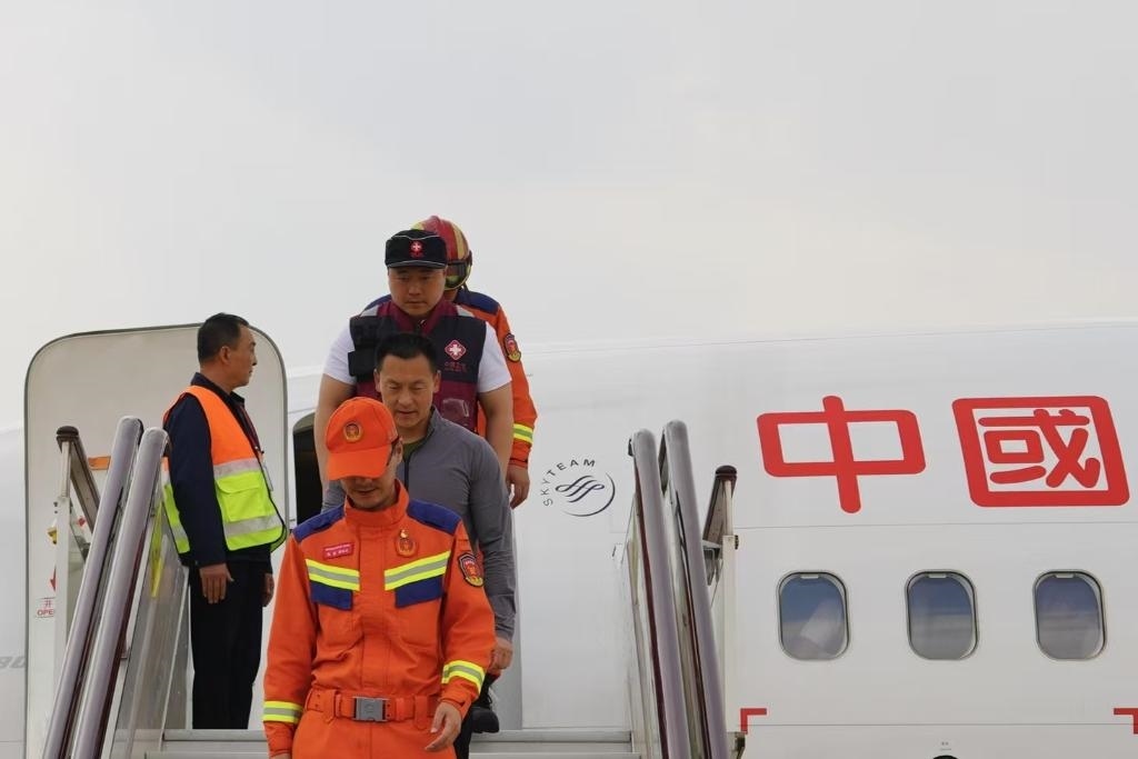 4月6日，在云南省昆明長水機場，中國云南救援醫(yī)療隊抵達昆明。新華社記者 高詠薇 攝
