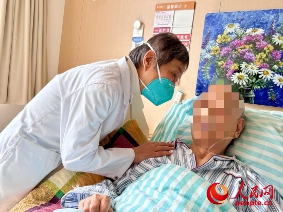 秦苑查房時(shí)詢(xún)問(wèn)患者情況。人民網(wǎng) 陳葉欣攝