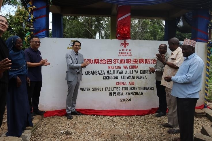 中國援助桑給巴爾血吸蟲病防治技術(shù)項(xiàng)目安全供水工程揭牌儀式日前在當(dāng)?shù)嘏e行。 施亮攝