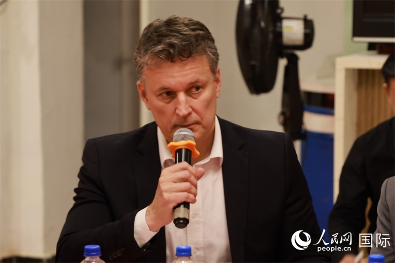 巴西中國友好協(xié)會主席恩里克·達(dá)諾布雷加在座談會上致辭。人民網(wǎng)記者 陳海琪攝