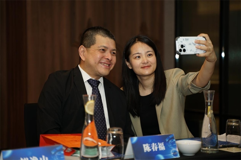 分享會(huì)上，中方記者同與會(huì)代表合影留念。林俊揚(yáng)攝