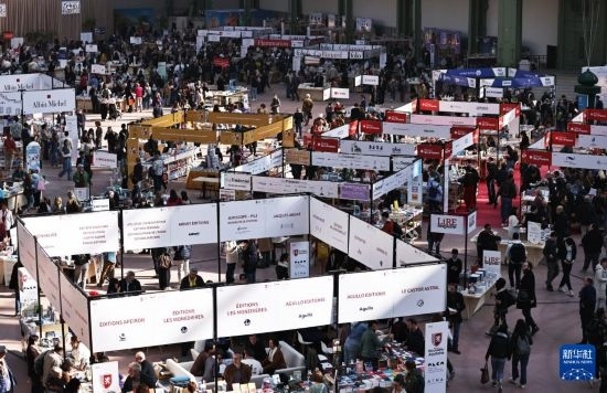 4月11日，人們?cè)诜▏?guó)巴黎大皇宮參加2025巴黎書展。新華社記者 高靜 攝