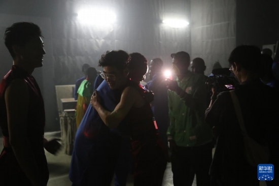 4月10日，在塞內(nèi)加爾首都達(dá)喀爾的國家大劇院，中央音樂學(xué)院進(jìn)擊打擊樂團(tuán)成員與塞內(nèi)加爾杜杜·恩迪亞耶·羅斯打擊樂團(tuán)成員在演出后臺擁抱。新華社記者 司源 攝