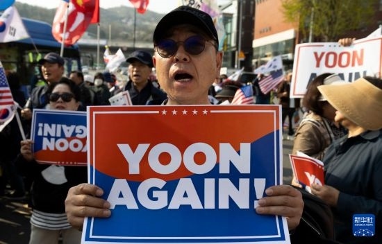 4月11日，在韓國首爾漢南洞官邸附近，支持者為韓國前總統(tǒng)尹錫悅送行。新華社發(fā)（全休相攝）