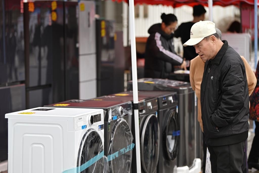 3月28日，天津市北辰區(qū)舉行2025年消費(fèi)品以舊換新惠民服務(wù)活動(dòng)，吸引眾多市民前來選購。新華社記者 李然 攝