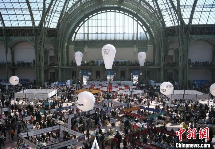 當(dāng)?shù)貢r(shí)間4月11日，2025年巴黎圖書節(jié)在巴黎大皇宮揭幕。圖為巴黎大皇宮的圖書節(jié)現(xiàn)場(chǎng)。中新社記者 李洋 攝