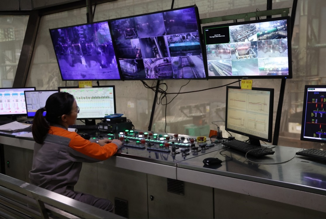 工作人員在馬中關(guān)丹產(chǎn)業(yè)園內(nèi)的聯(lián)合鋼鐵生產(chǎn)車(chē)間內(nèi)工作。（人民日?qǐng)?bào)記者楊一 攝）