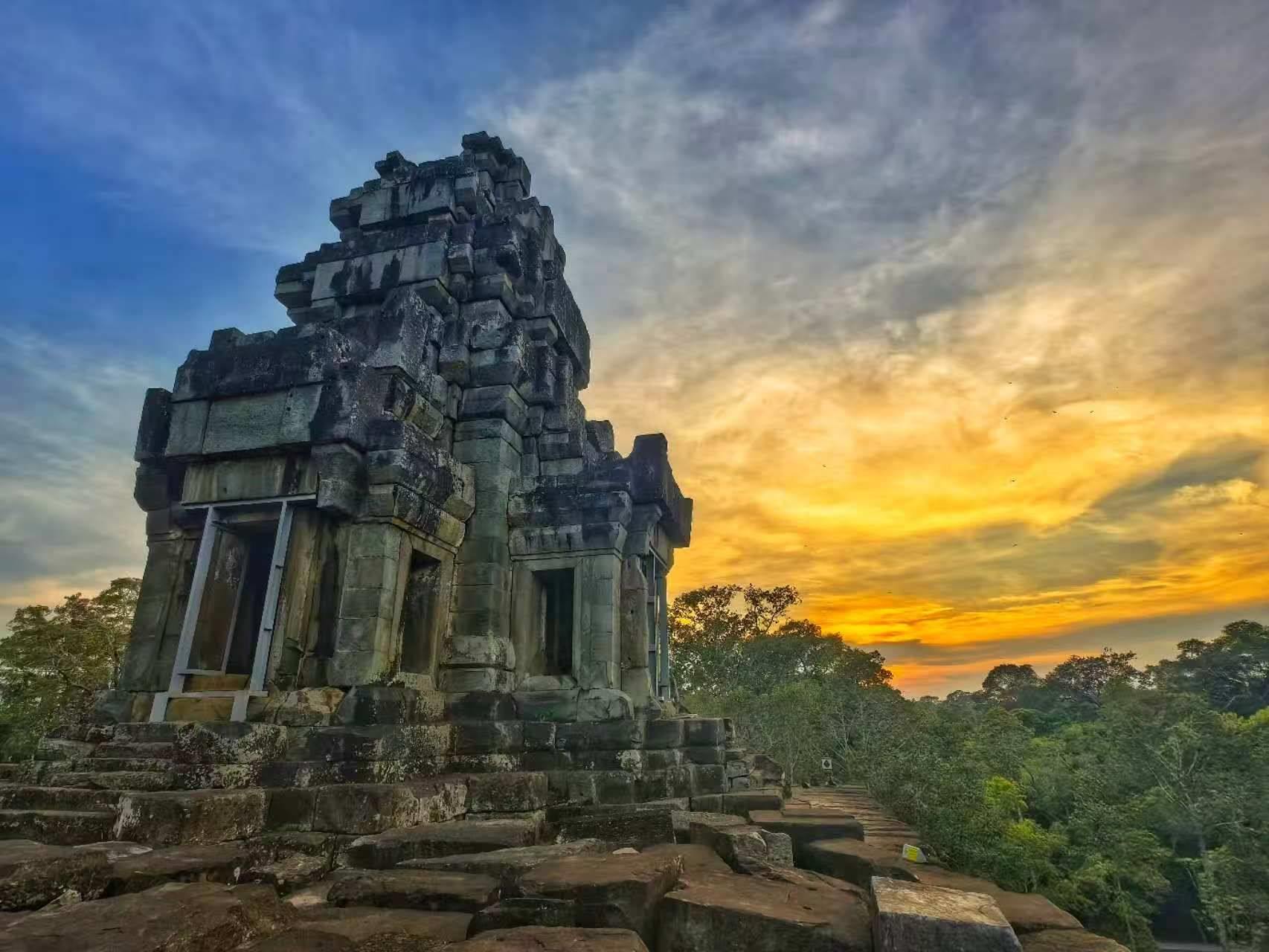 由中國(guó)專(zhuān)家修復(fù)的茶膠寺最高處的砂巖塔。（人民日?qǐng)?bào)記者強(qiáng)薇 攝）