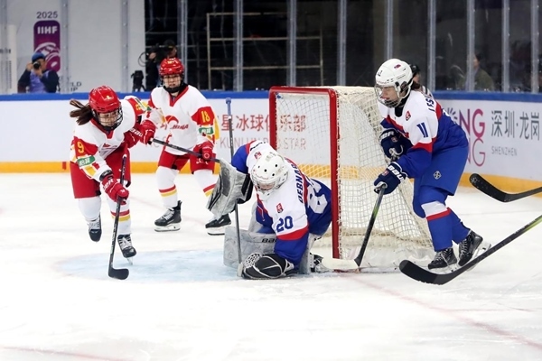 中國隊球員孔明會(左一)射門。圖片來源：中國冰球協(xié)會