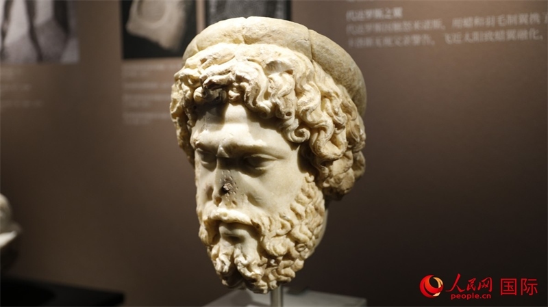 阿斯克勒庇俄斯大理石頭像。4月14日，來自希臘伊拉克利翁考古博物館的文物在故宮博物院展出。（人民網(wǎng) 張澤宇攝）