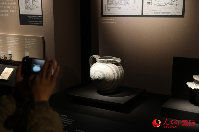 參觀者在拍攝。4月14日，來自希臘伊拉克利翁考古博物館的文物在故宮博物院展出。（人民網(wǎng) 張澤宇攝）