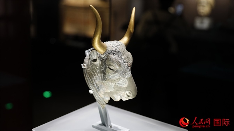 公牛頭型綠泥石來通杯。4月14日，來自希臘伊拉克利翁考古博物館的文物在故宮博物院展出。（人民網(wǎng) 張澤宇攝）