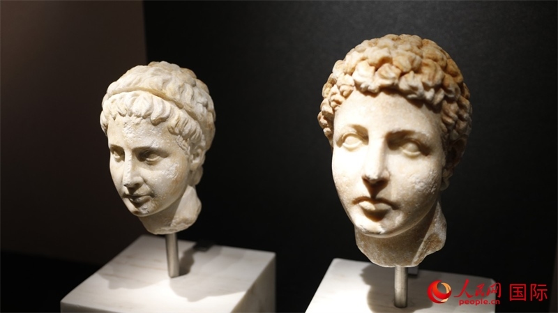 兄弟大理石頭像。4月14日，來自希臘伊拉克利翁考古博物館的文物在故宮博物院展出。（人民網(wǎng) 張澤宇攝）