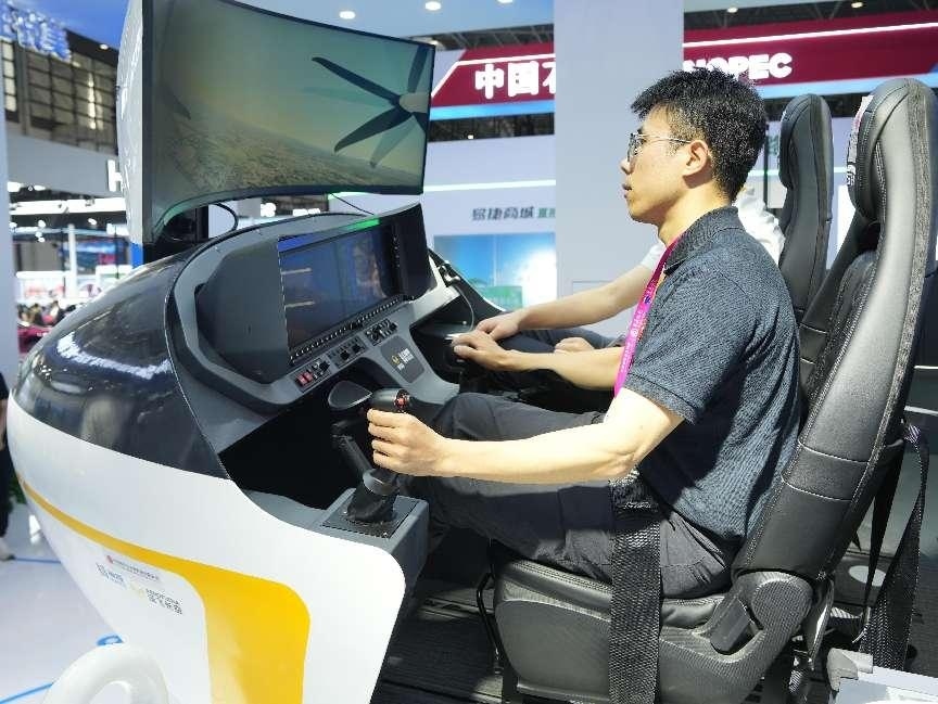 記者體驗(yàn)低空經(jīng)濟(jì)的應(yīng)用消費(fèi)場景。人民網(wǎng)記者 張力洋攝