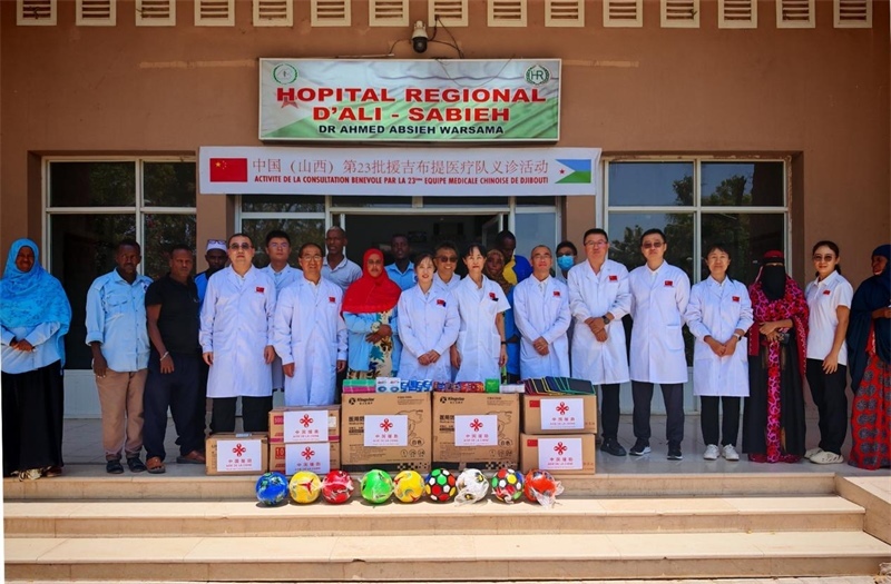 中國（山西）第23批援吉布提醫(yī)療隊(duì)在當(dāng)?shù)亻_展義診，并捐贈一批急需藥品。中國（山西）第23批援吉布提醫(yī)療隊(duì)供圖