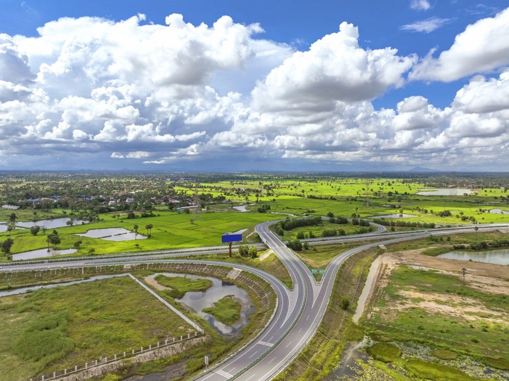 2024年9月25日在柬埔寨磅士卑省拍攝的金港高速公路（無人機照片）。連接柬埔寨首都金邊和最大深水海港西哈努克港的金港高速公路，是中柬共建“一帶一路”標(biāo)志性項目。