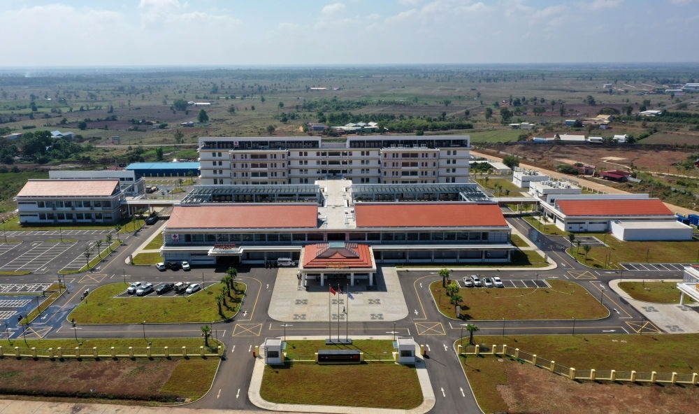 2022年2月17日在柬埔寨特本克蒙省新區(qū)拍攝的中國援柬埔寨特本克蒙省醫(yī)院。