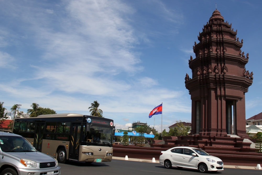 2018年1月5日，在柬埔寨金邊，一輛中國援助的“宇通”公交車經(jīng)過獨立紀(jì)念碑。