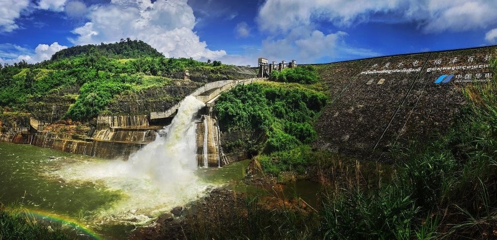 2018年6月22日在柬埔寨戈公省拍攝的中國援柬額勒賽水電站上大壩。