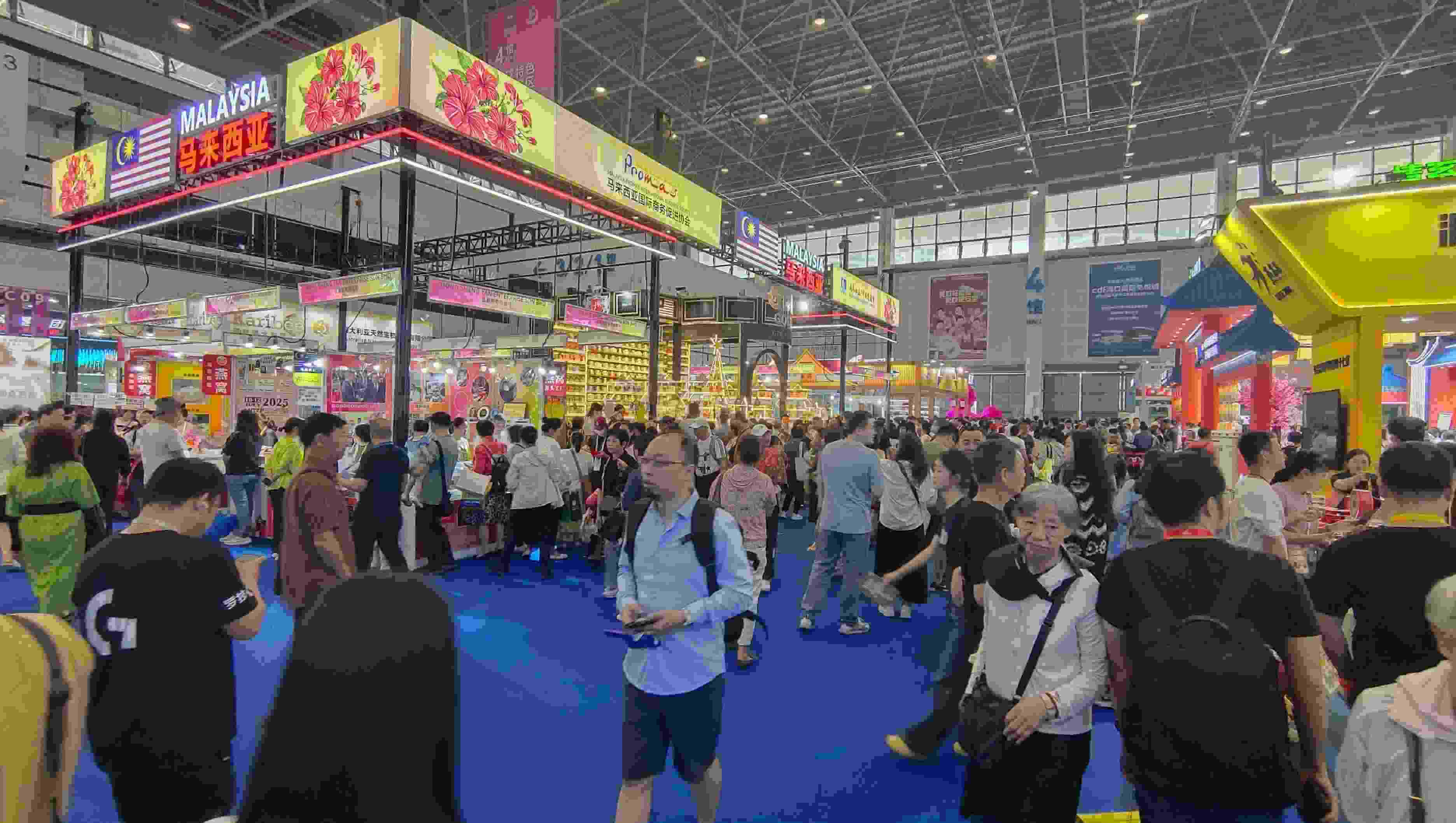 消博會迎來公眾開放日，眾多市民、客商來到展館參觀、購物。人民網(wǎng)記者 李彤攝